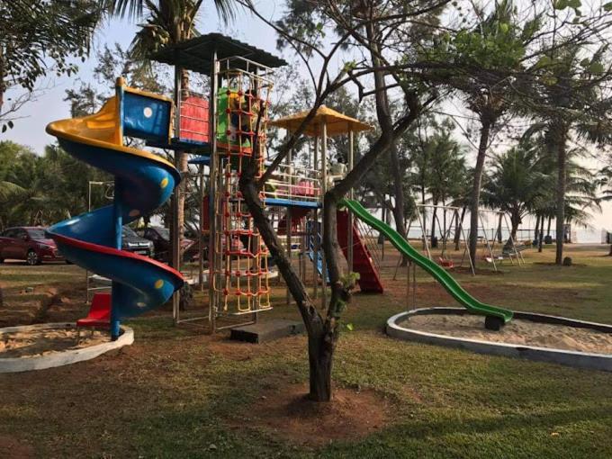 Sea Breeze Beach Resort Mahabalipuram Exteriör bild