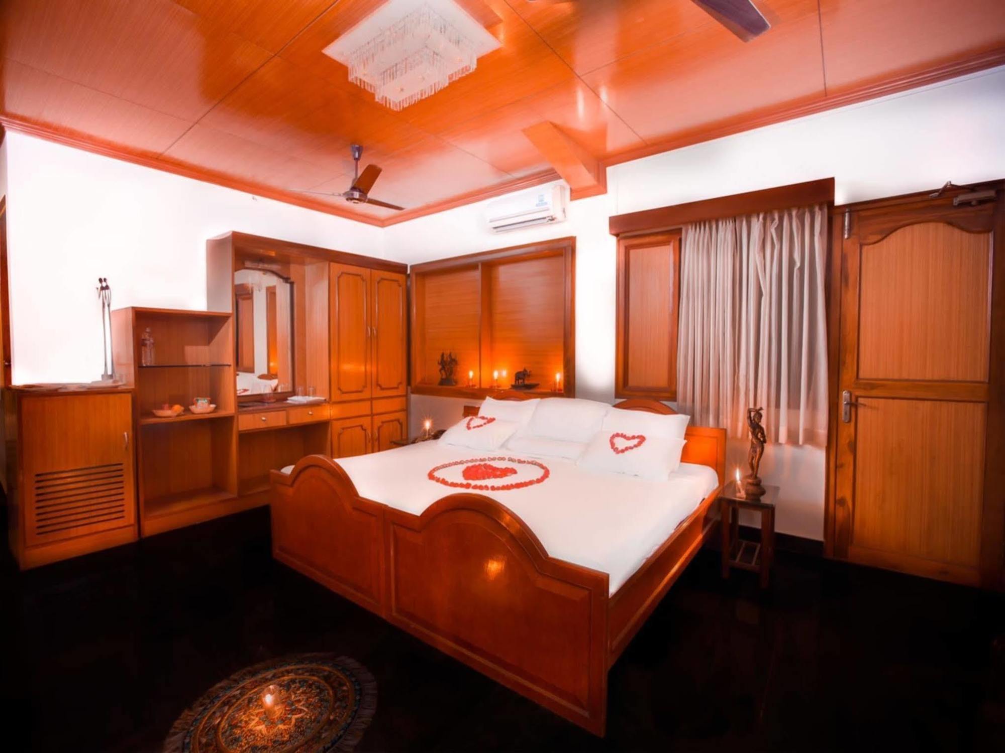 Sea Breeze Beach Resort Mahabalipuram Exteriör bild
